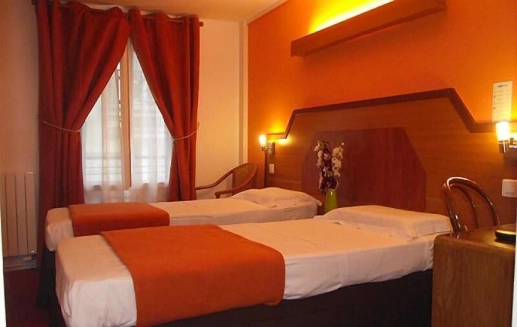 Minibaari, tallelokero huoneessa, työpöytä, äänieristys