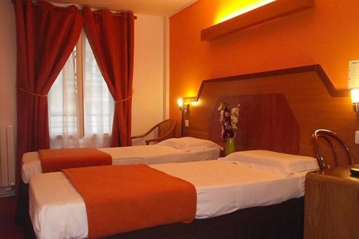 Minibaari, tallelokero huoneessa, työpöytä, äänieristys