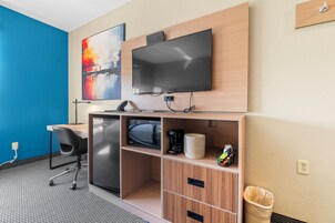 Ropa de cama de alta calidad, muebles diferentes y escritorio 