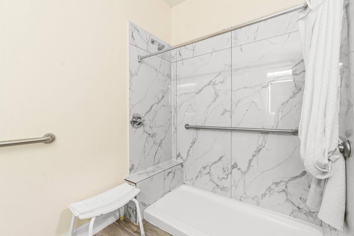 combined shower/bathtub, free toiletries, hair dryer, towels