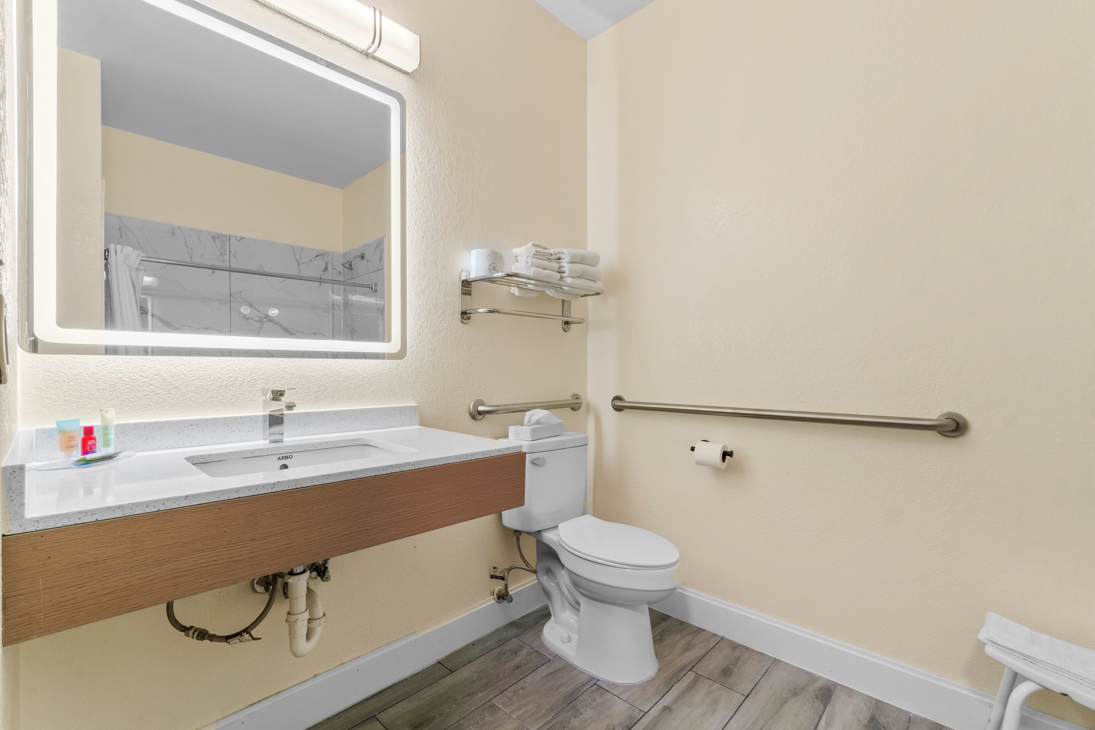 room, 1 king bed, accessible, non smoking | bathroom | combined shower/bathtub, free toiletries, hair dryer, towels