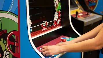 Play classic Nintendo 64 games on this iconic arcade machine.