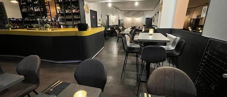 Lunch and dinner served, French cuisine