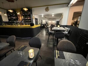 Phục vụ bữa trưa và bữa tối 