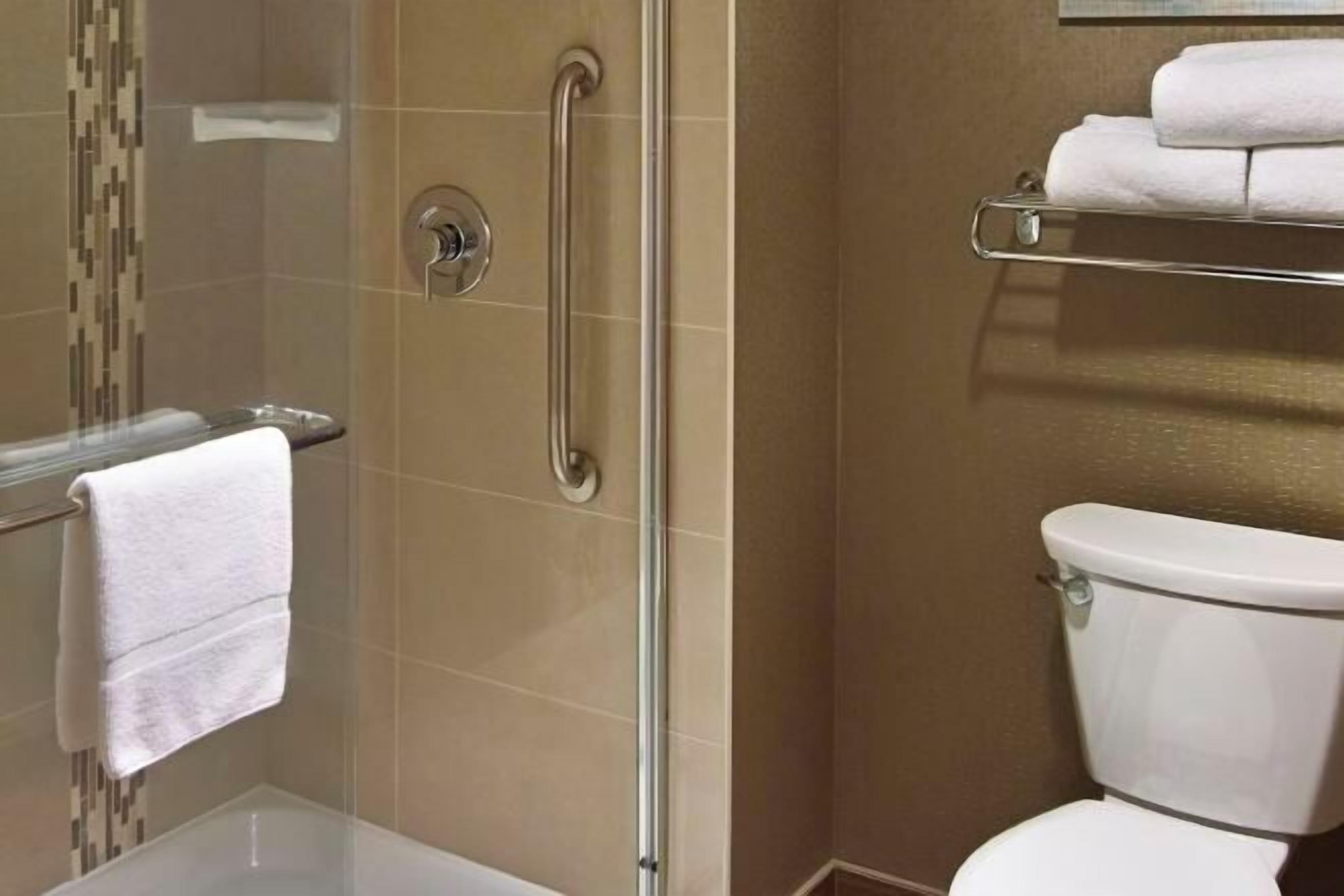 Combined shower/tub, free toiletries, hair dryer, towels