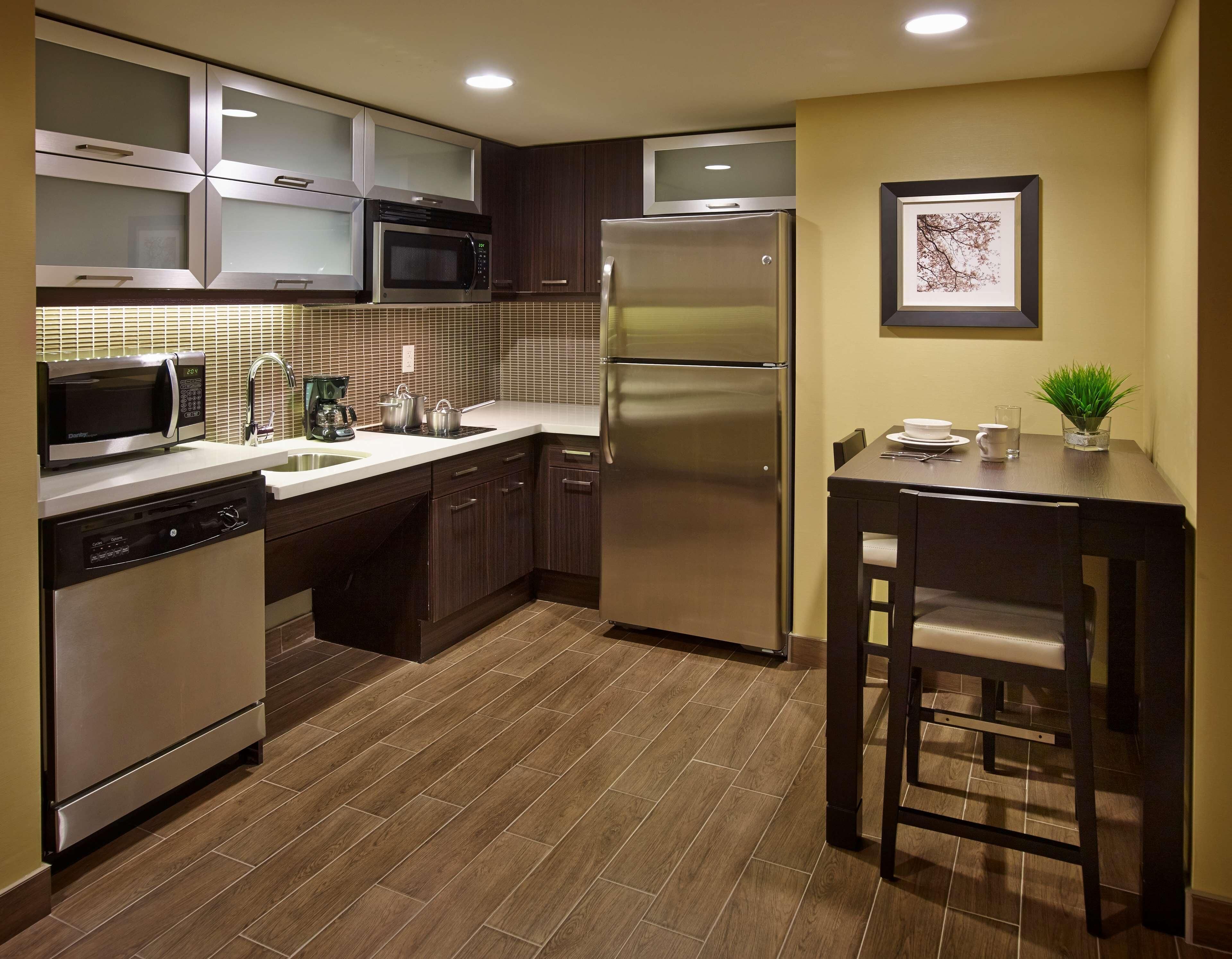 Private kitchen | Coffee/tea maker, full-size fridge, microwave, stovetop