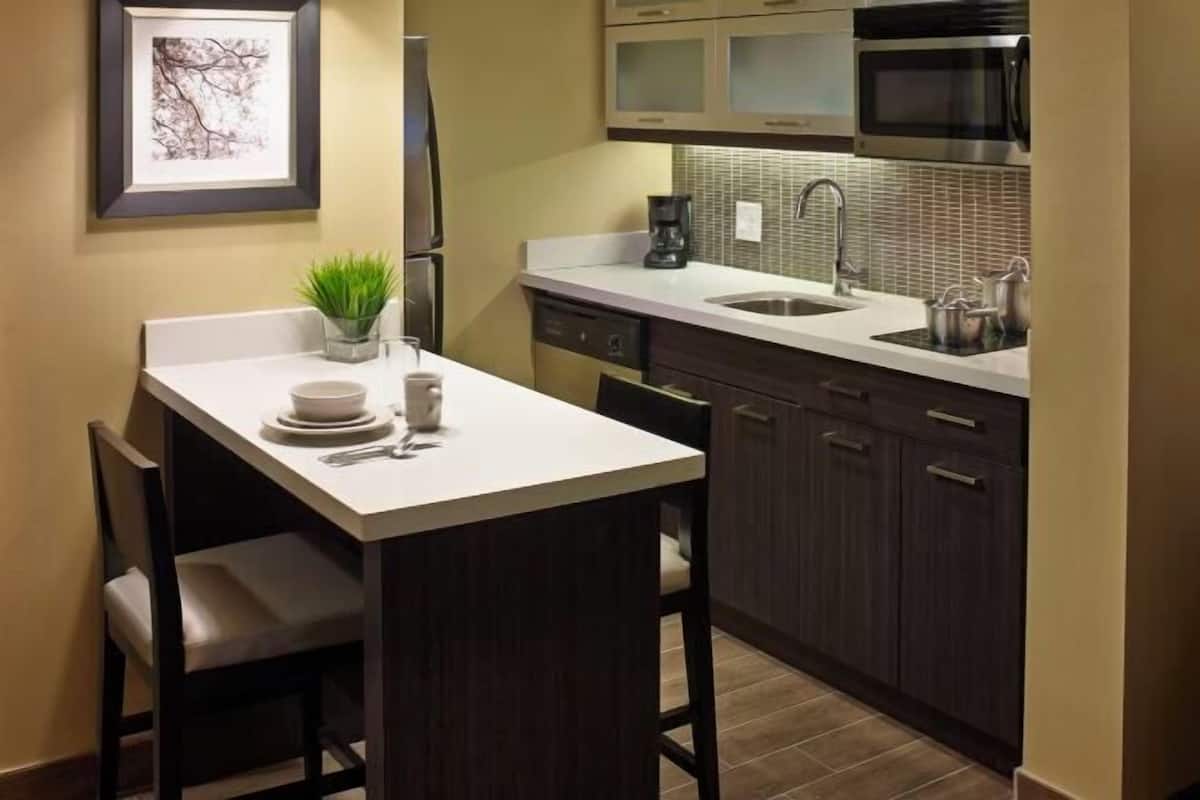 Full-size fridge, microwave, stovetop, dishwasher