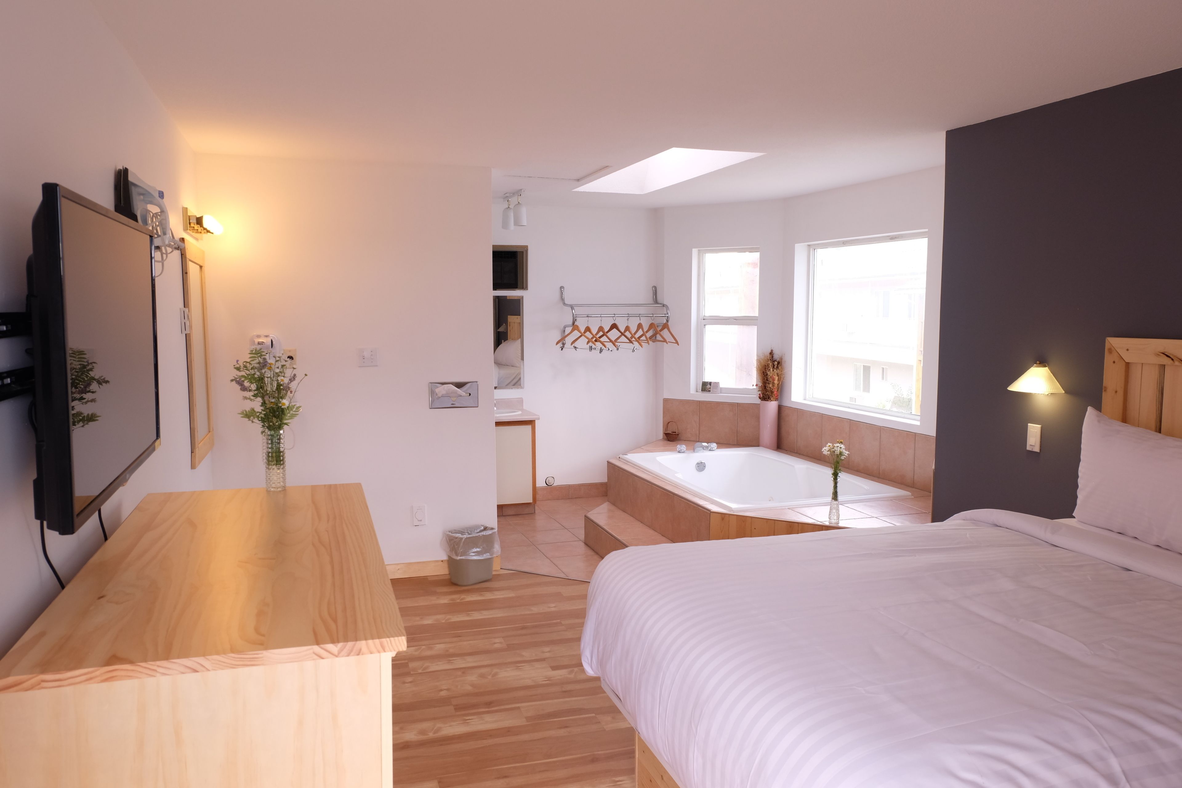 Suite, 1 King Bed | Desk, iron/ironing board, free WiFi, bed sheets