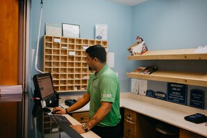 Reception - Golden Village Lodge (Golden)