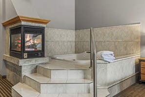 Private spa tub - Canmore Rocky Mountain Inn (Canmore)