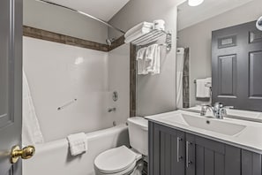 Habitación familiar, balcón, vista a la montaña | Baño | Secadora de cabello y toallas 