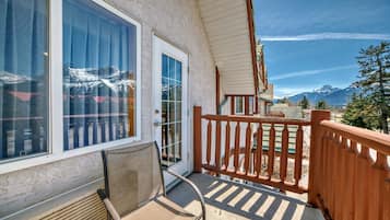 Habitación estándar doble, 2 camas de matrimonio, balcón, vistas a la montaña | Balcón