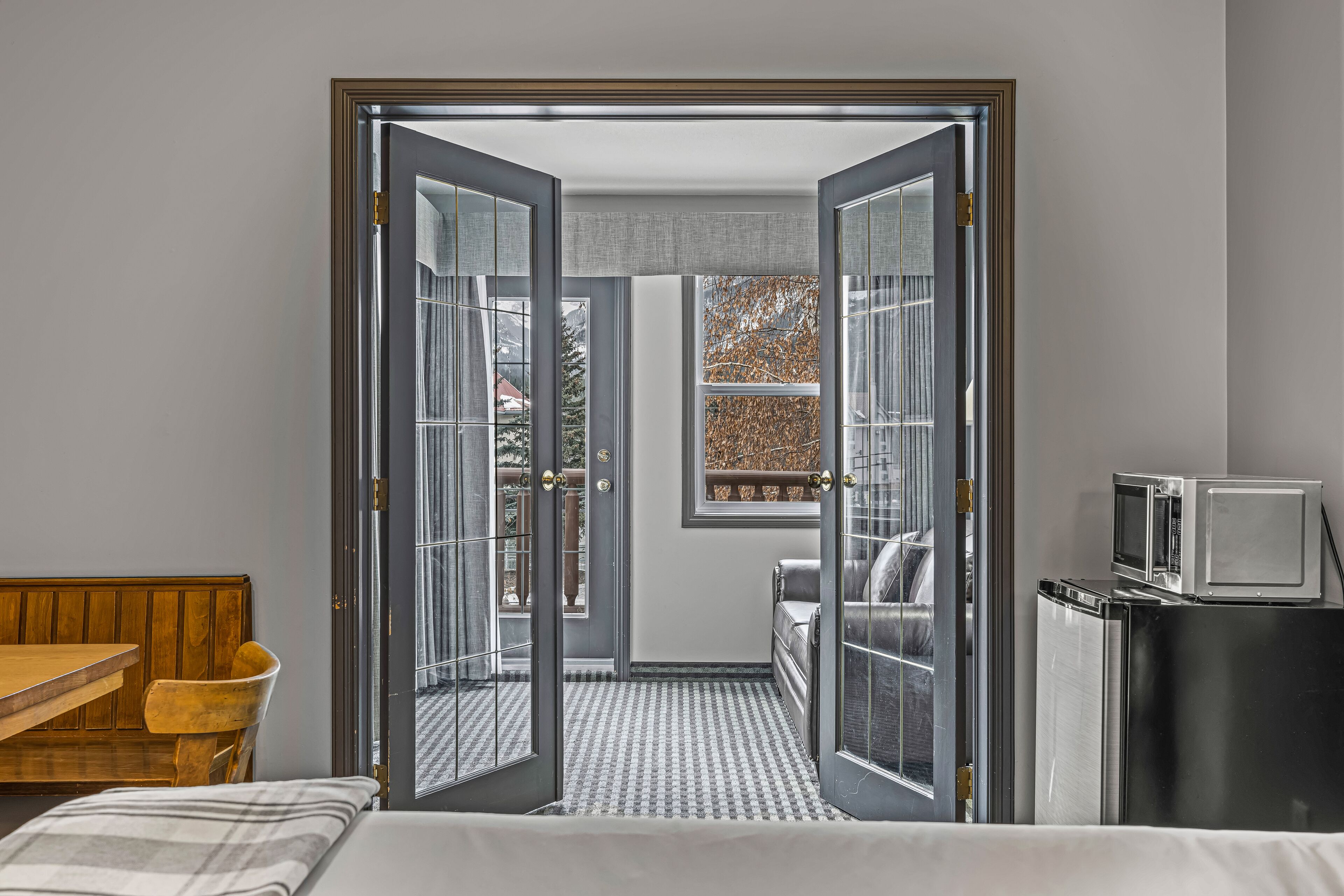 مكتب ومساحة عمل للكمبيوتر المحمول وستائر تعتيم وواي فاي مجانًا