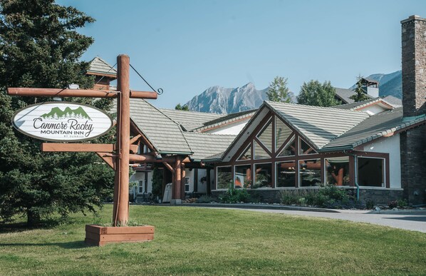 Front of property - Canmore Rocky Mountain Inn (Canmore)