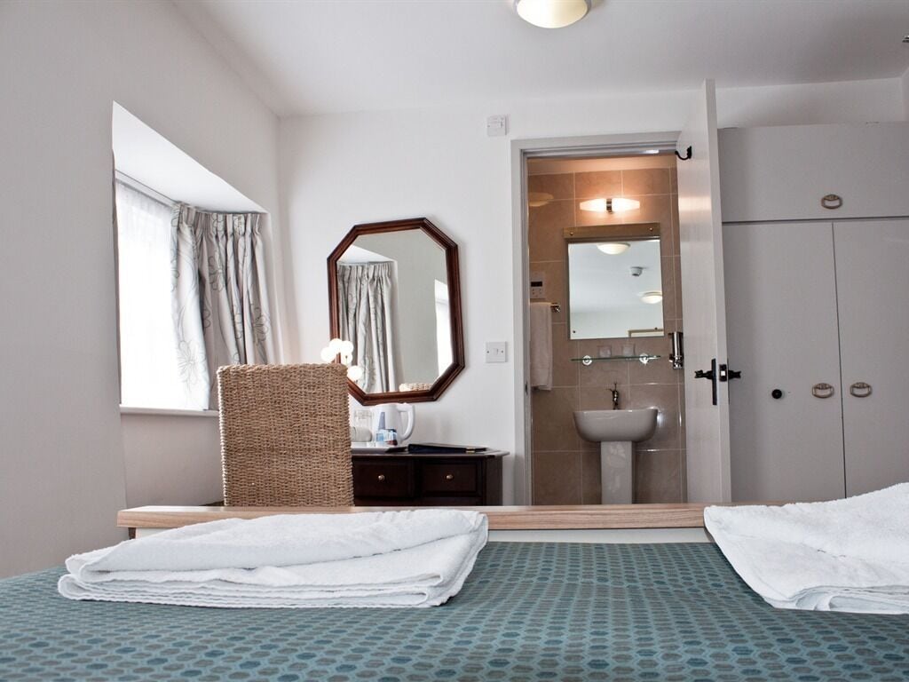 Classic Double Room, Ensuite (Room 3) | Desk, iron/ironing board, free WiFi, bed sheets
