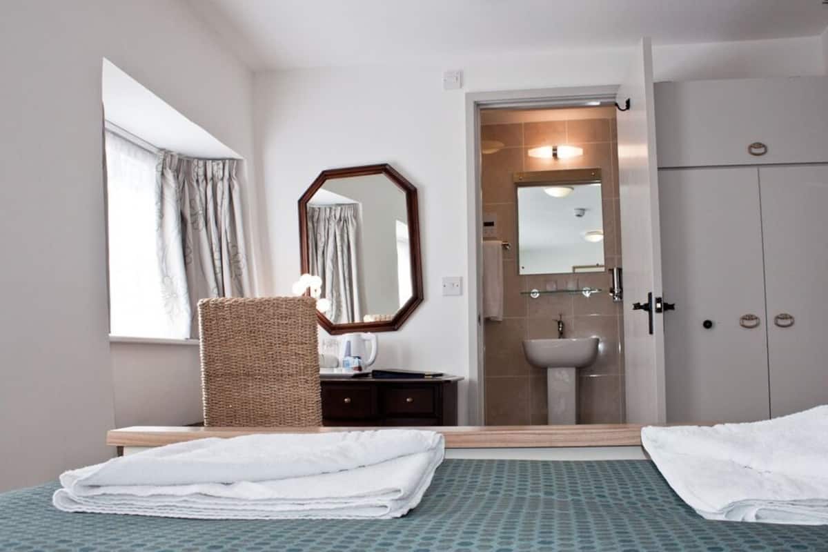 Dobbeltrom – classic, eget bad (Room 3) | Skrivebord, strykejern/-brett, wi-fi (inkludert) og sengetøy