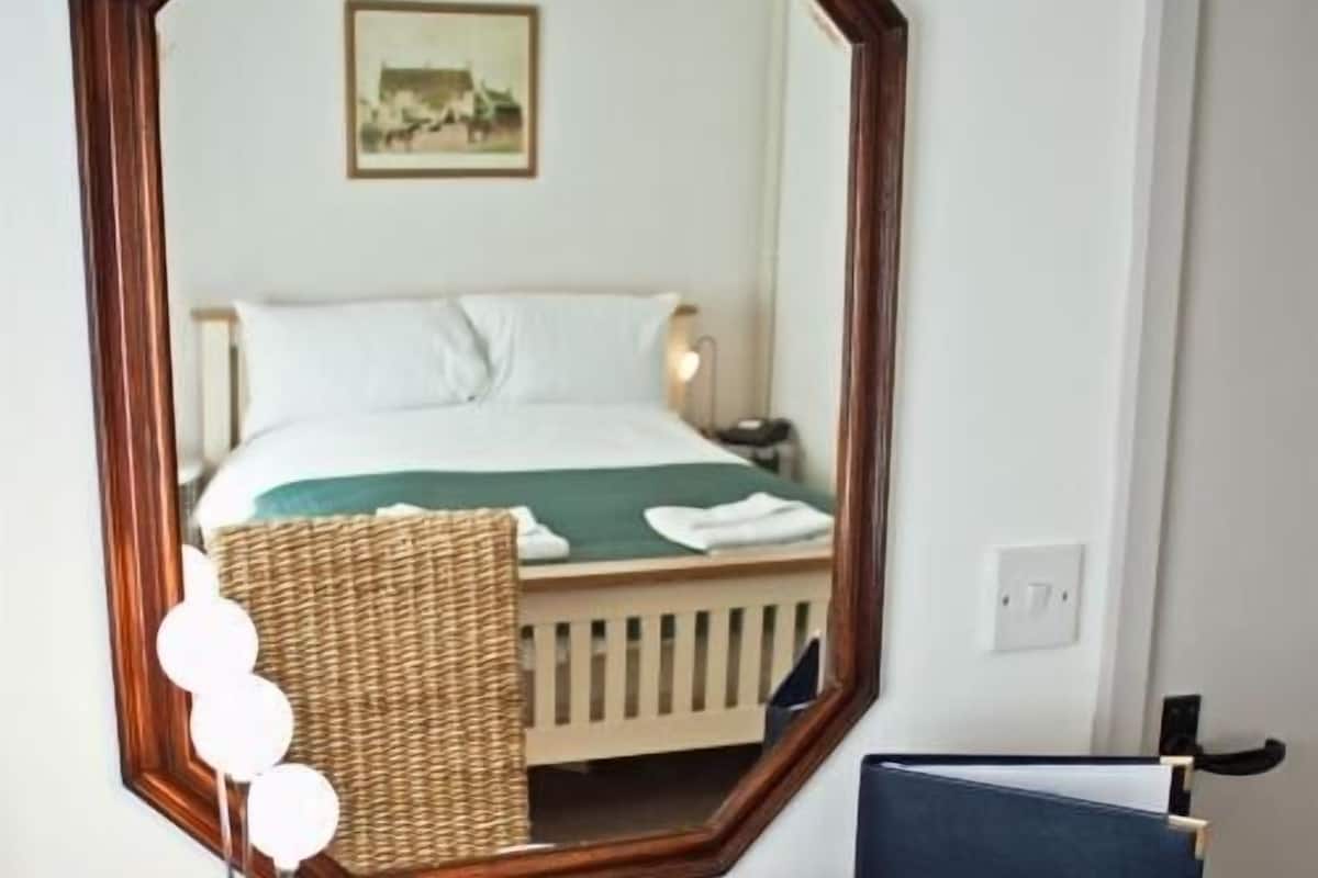 Escritorio, tabla de planchar con plancha, wifi gratis y ropa de cama