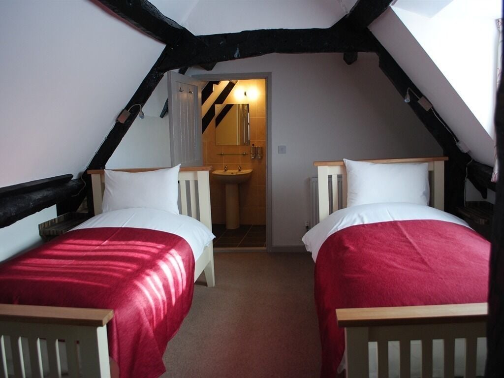 Tremannsrom – superior, eget bad (Twin+Futon - Room 6) | Skrivebord, strykejern/-brett, wi-fi (inkludert) og sengetøy