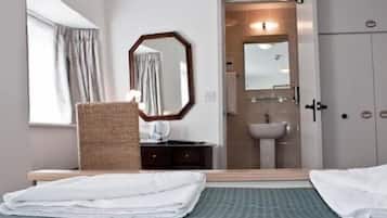 Chambre Double Classique, salle de bains attenante (Room 3) | Bureau, fer et planche Ă repasser, Wi-Fi gratuit, draps fournis