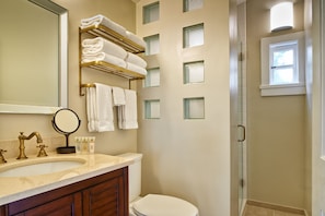 Suite, 2 Bedrooms, Shared Bathroom | Bathroom