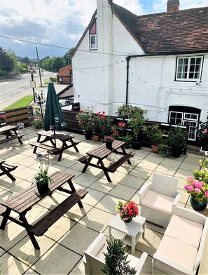 Outdoor dining - The Chequers Inn (Amersham)