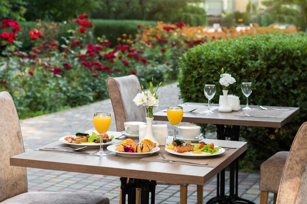 Outdoor dining - Arcadia Hotel (Odesa)