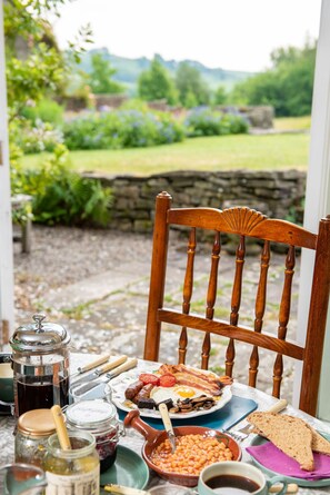Breakfast meal - Alltybrain Farm Cottages (Brecon)