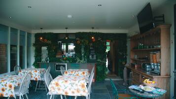 Classic Double or Twin Room, Ensuite (3) | Food and drink