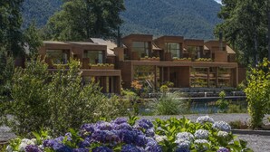 Una casa moderna con jardín y vista al lago.