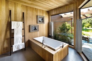 Villa, terraza, vistas al río | Baño | Ducha y bañera combinadas y bañera profunda