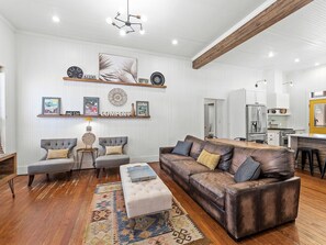 House, Multiple Beds | Living area | 40-inch flat-screen TV with cable channels, TV, Netflix