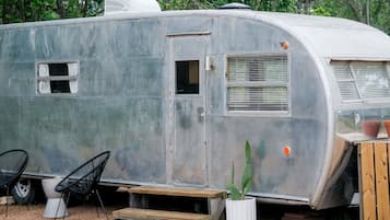 Classic Mobile Home, 1 Double Bed, Kitchen, River View | Premium bedding, individually furnished, laptop workspace