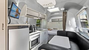 Design Room | Private kitchen | Microwave, coffee/tea maker