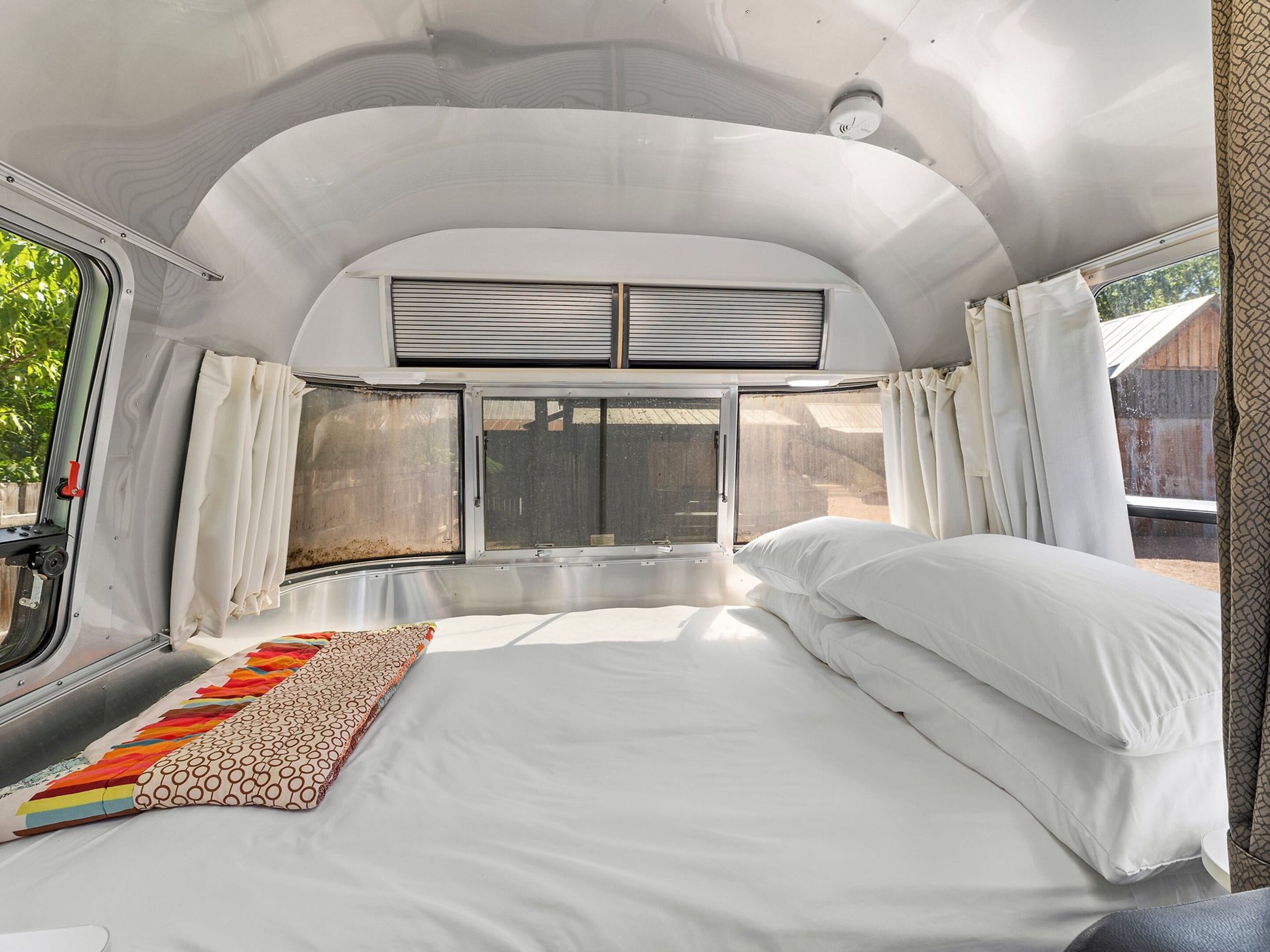 Ropa de cama de alta calidad y muebles diferentes 