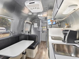 Design kamer | Luxe beddengoed, individueel gemeubileerd, een laptopwerkplek