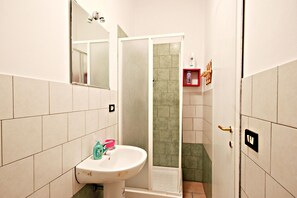 Shower, free toiletries, hair dryer, bidet - Stairs of Trastevere (Rome)