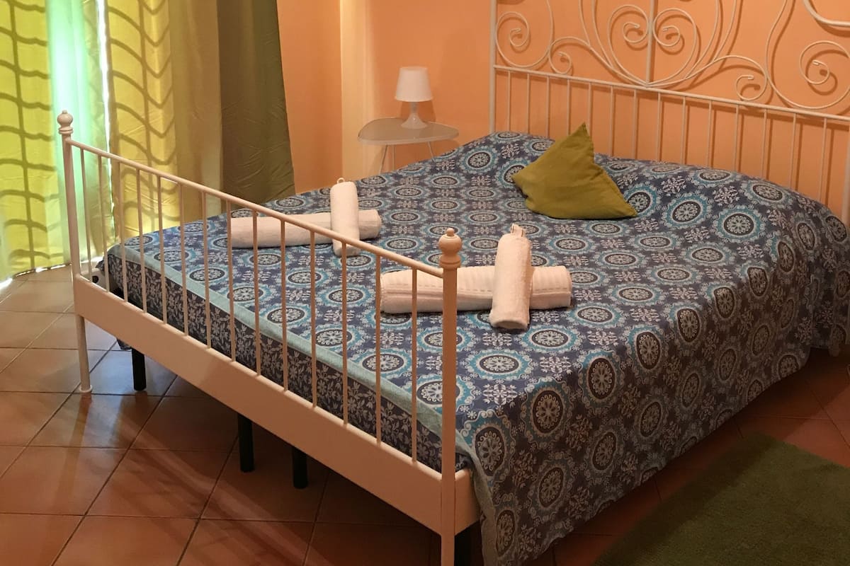 Camera doppia, bagno privato | Minibar, una scrivania, ferro/asse da stiro, Wi-Fi gratuito