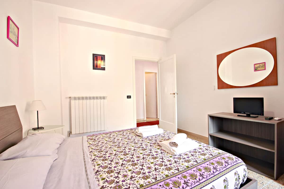 Camera doppia, bagno privato (external) | Minibar, una scrivania, ferro/asse da stiro, Wi-Fi gratuito