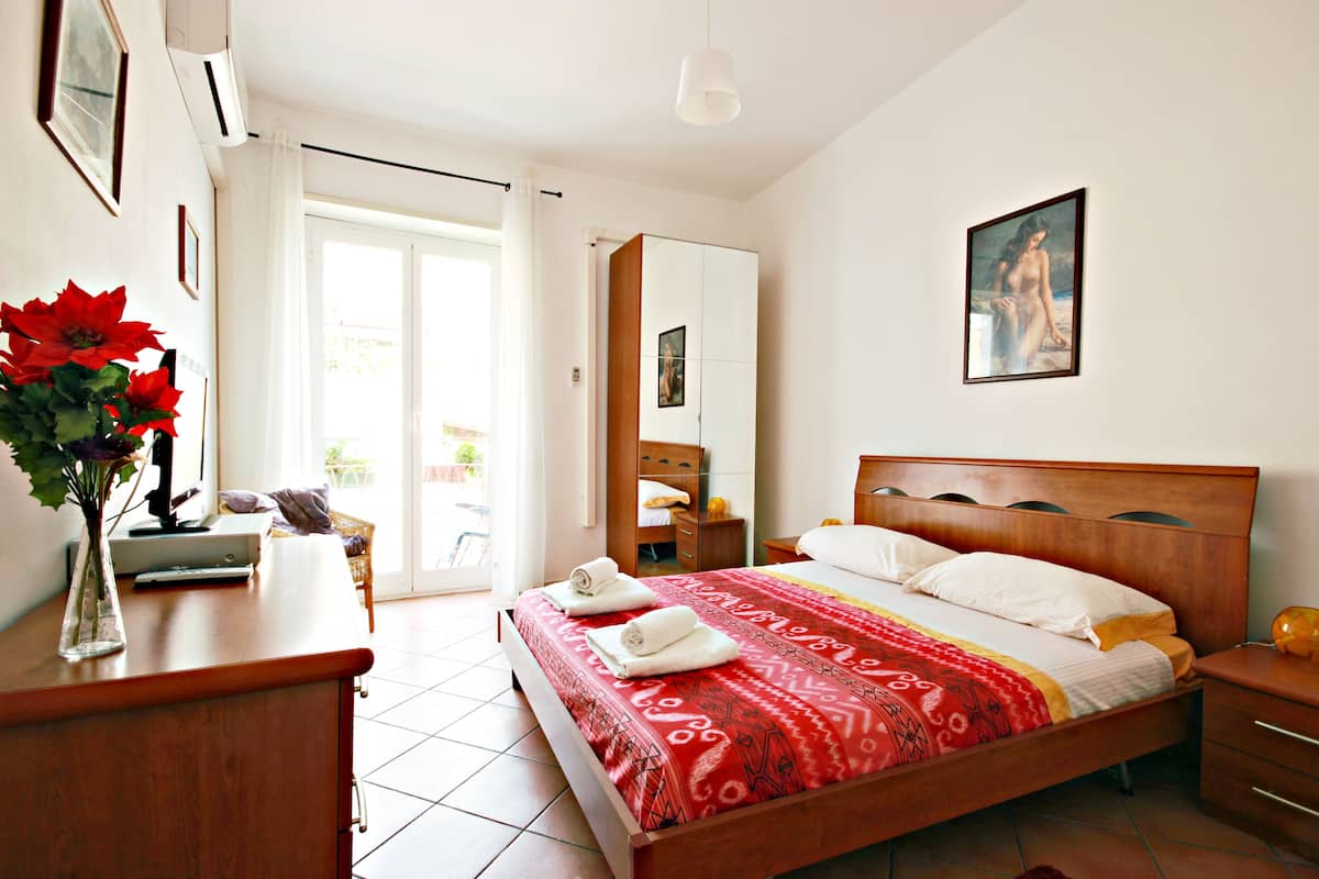 Camera doppia, bagno privato (external) | Minibar, una scrivania, ferro/asse da stiro, Wi-Fi gratuito