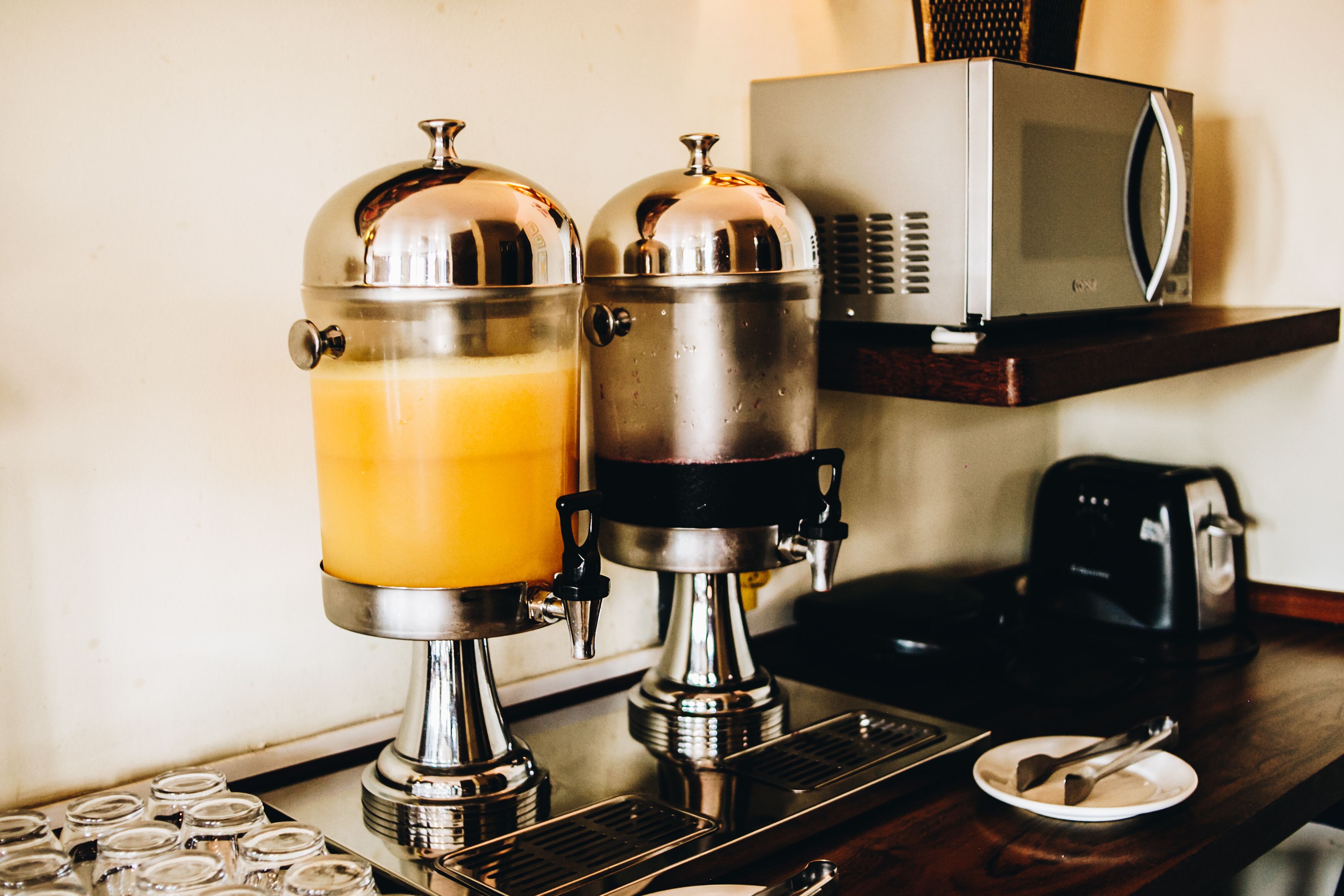 Una máquina de café con espumador de leche y preparador de café sobre una encimera.