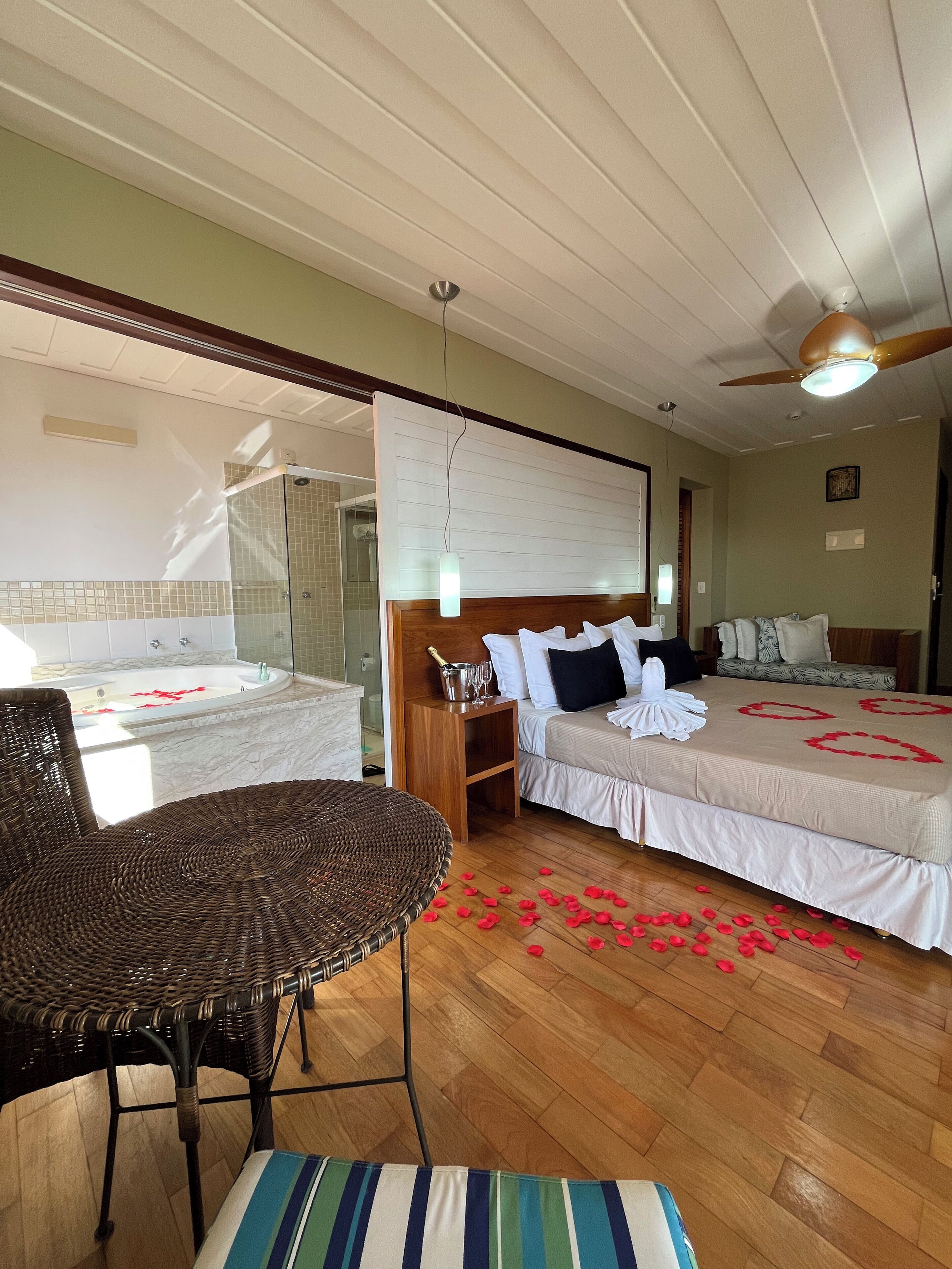 Suite, bain à remous (Master Anexo) | Minibar, coffres-forts dans les chambres, bureau, rideaux occultants