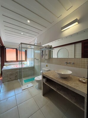 Phòng Suite, bồn tắm nước nóng (Master Anexo) | Phòng tắm | Máy sấy tóc, chậu vệ sinh/vòi rửa, khăn tắm 
