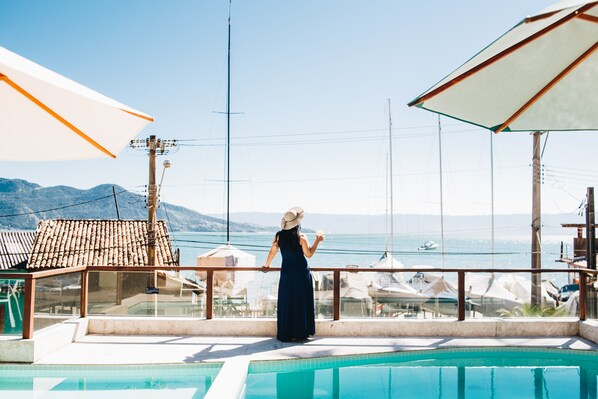 Piscine extérieure, parasols de plage, chaises longues