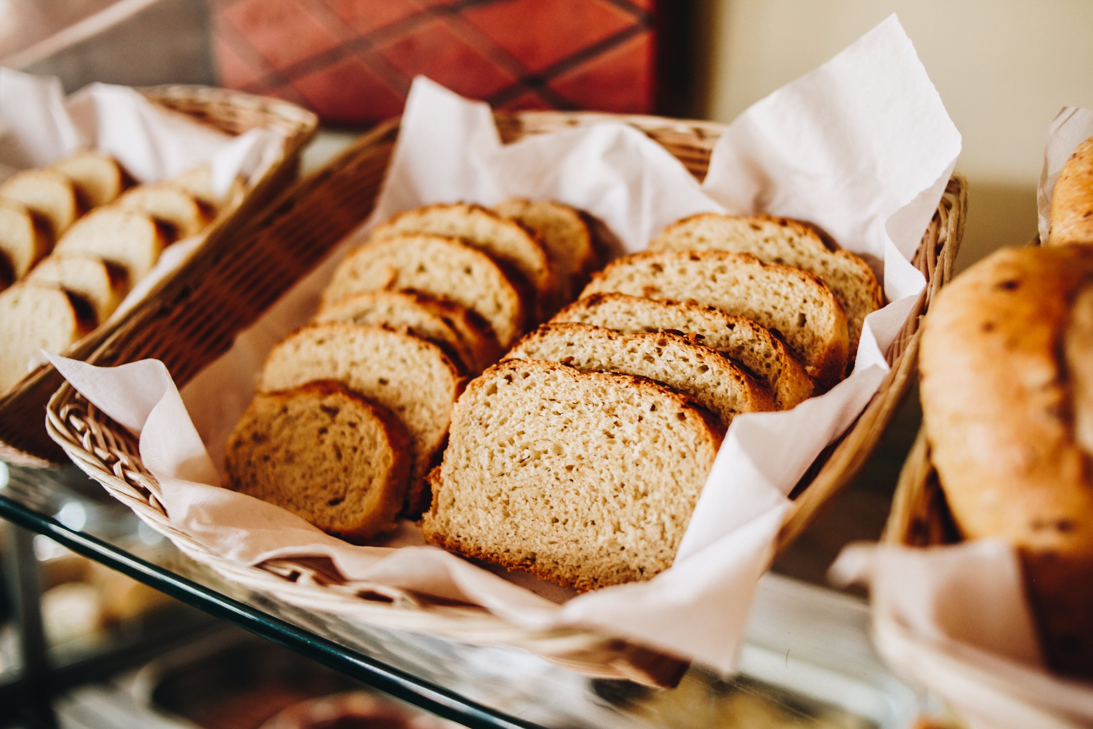 Een presentatie van sneetjes brood in een bakkerij.