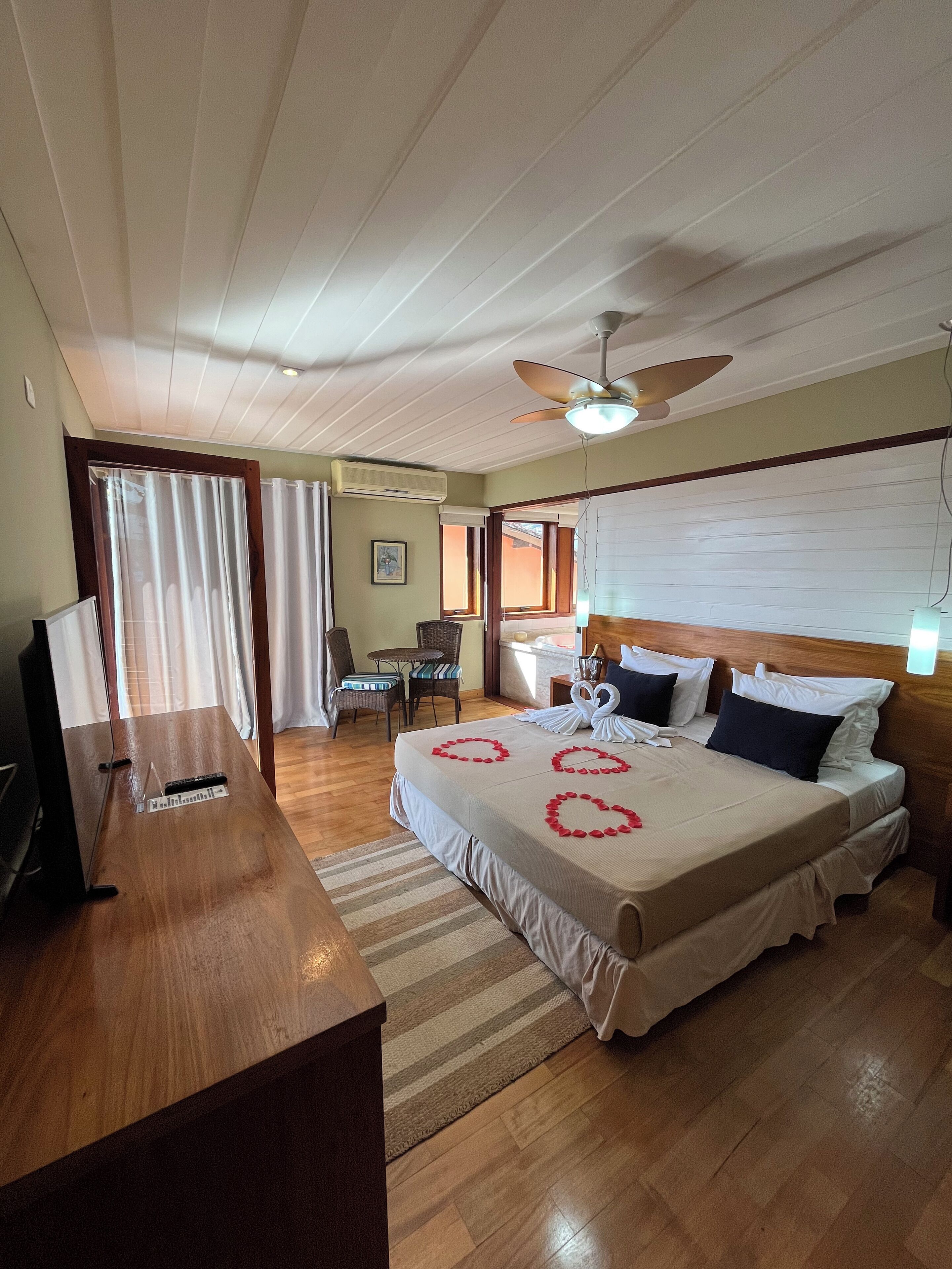 suite, hot tub (master anexo) | minibar, in-room safe, desk, blackout curtains