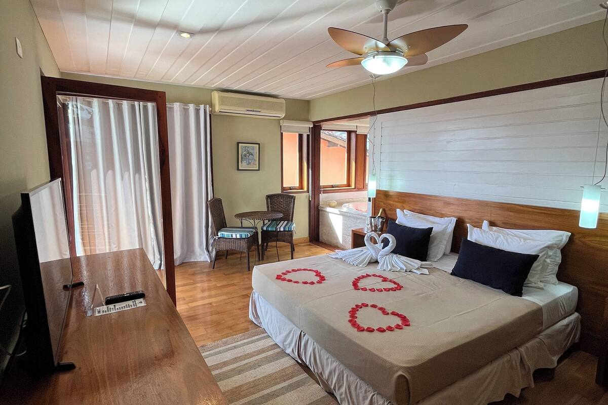 suite, hot tub (master anexo) | minibar, in-room safe, desk, blackout curtains