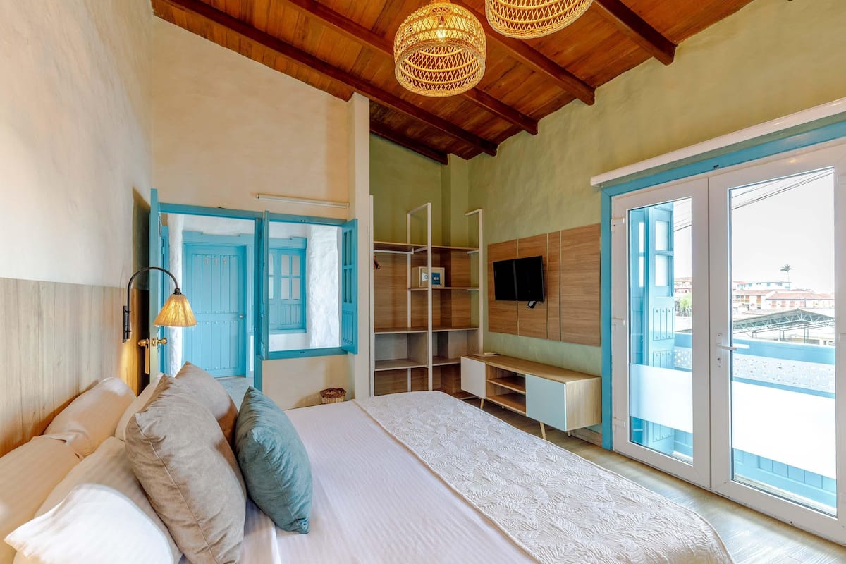 Bộ đồ giường cao cấp, két bảo mật tại phòng, bàn 