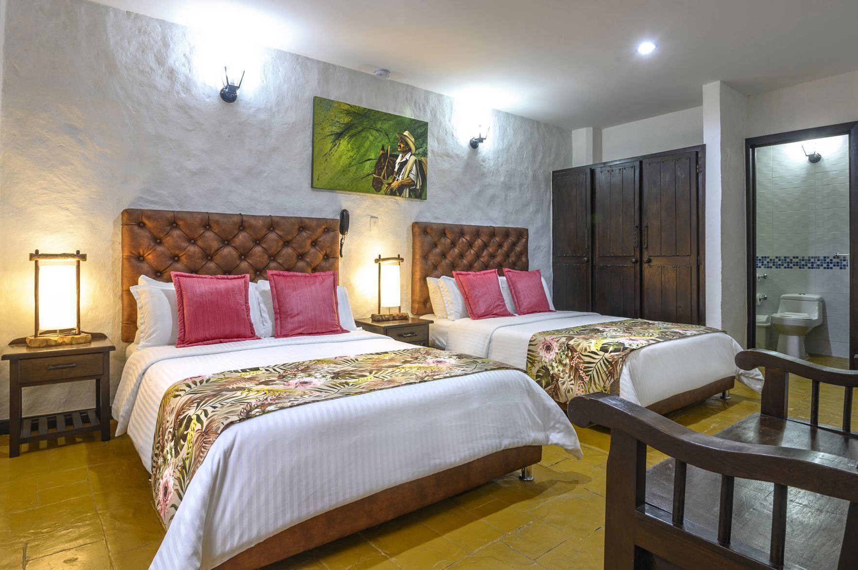 Bộ đồ giường cao cấp, két bảo mật tại phòng, bàn 