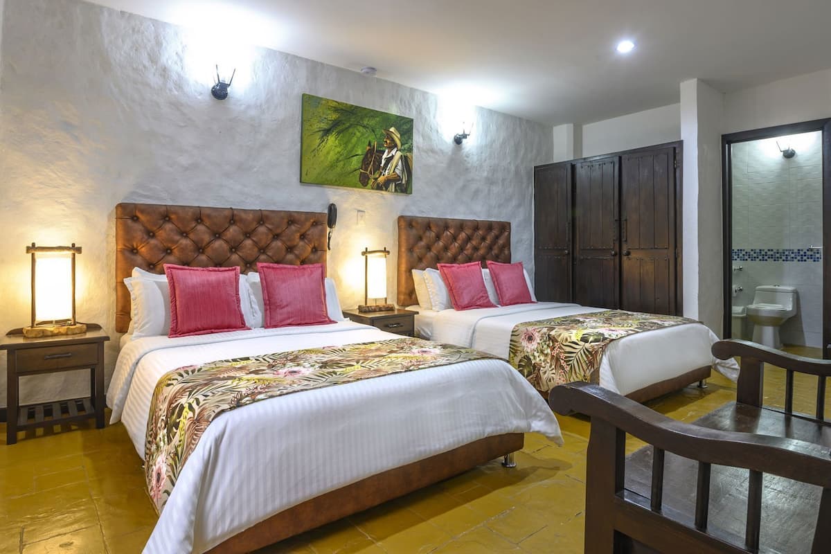 Bộ đồ giường cao cấp, két bảo mật tại phòng, bàn