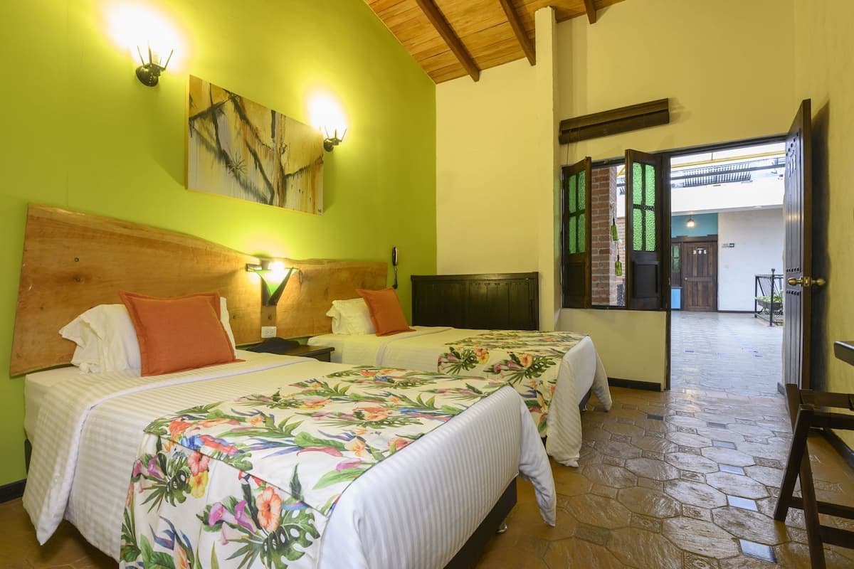 Bộ đồ giường cao cấp, két bảo mật tại phòng, bàn